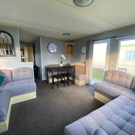 Seaview 190 - Ingoldmells - Pet Friendly, Wifi, Bed Linen - Close To Beach And Fantasy Island - Meadow Lakes Caravan & Lodge Hire Exteriör bild