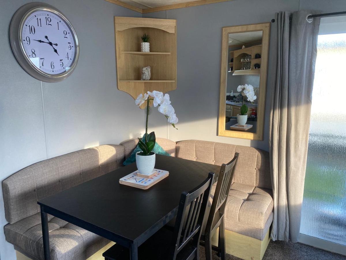 Seaview 190 - Ingoldmells - Pet Friendly, Wifi, Bed Linen - Close To Beach And Fantasy Island - Meadow Lakes Caravan & Lodge Hire Exteriör bild