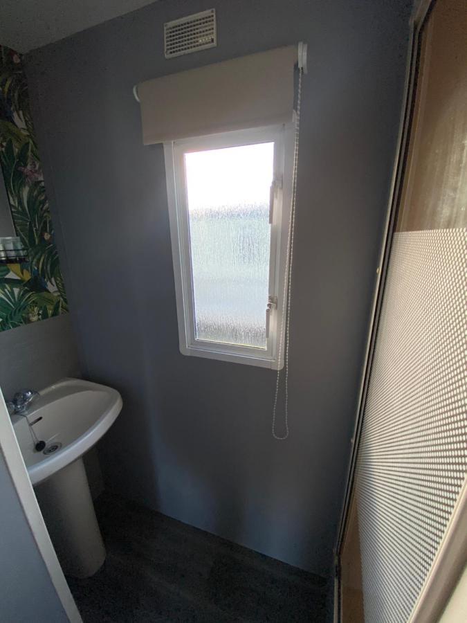 Seaview 190 - Ingoldmells - Pet Friendly, Wifi, Bed Linen - Close To Beach And Fantasy Island - Meadow Lakes Caravan & Lodge Hire Exteriör bild